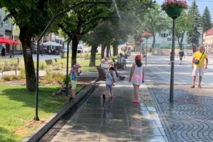 Ilustračný obrázok k článku Handlová bojuje s teplom: Schladenie a prekrytie na námestí, obmedzenie radnice