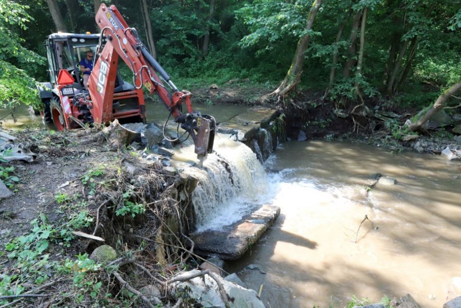 Ilustračný obrázok k článku Pri Očovej zasahujú ťažké mechanizmy: Rieka Hučava sa dočkala oslobodenia, FOTO