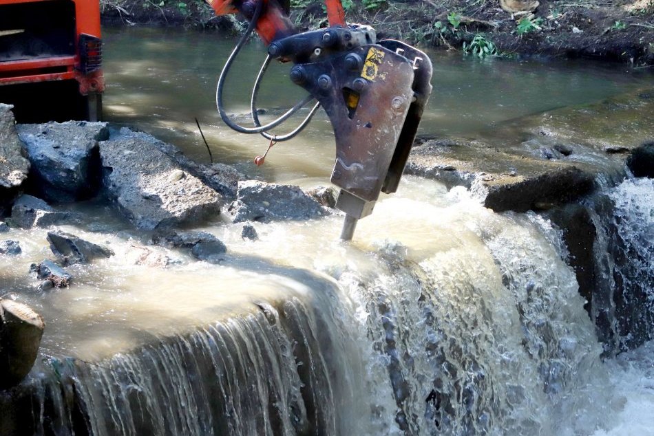 Ilustračný obrázok k článku Protipovodňové opatrenia v okrese Prievidza: Potok Kravská v Poluvsí čaká úprava