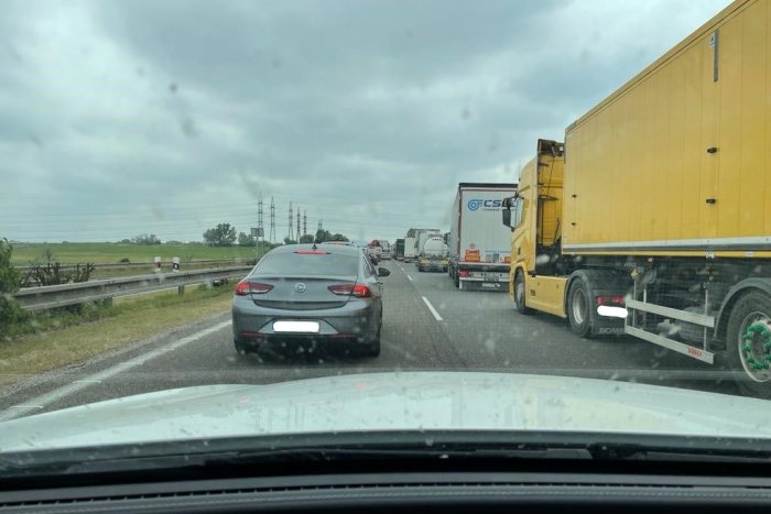 Ilustračný obrázok k článku BEZOČIVOSŤ kamionistov: Pred Bratislavou si robia, čo chcú a doplatila na to sanitka!