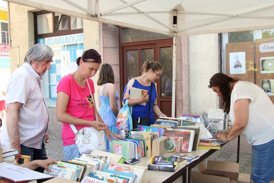 Ilustračný obrázok k článku Námestie ožilo burzou: Zaujímavé knihy ste si mohli kúpiť už za pár centov, FOTO