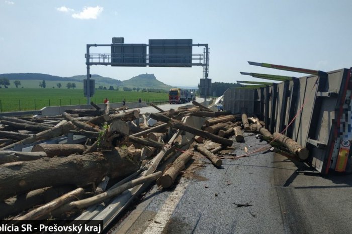 Ilustračný obrázok k článku Prevrátený kamión na D1: Oba pruhy diaľnice sú zablokované, počítajte s obchádzkou! FOTO