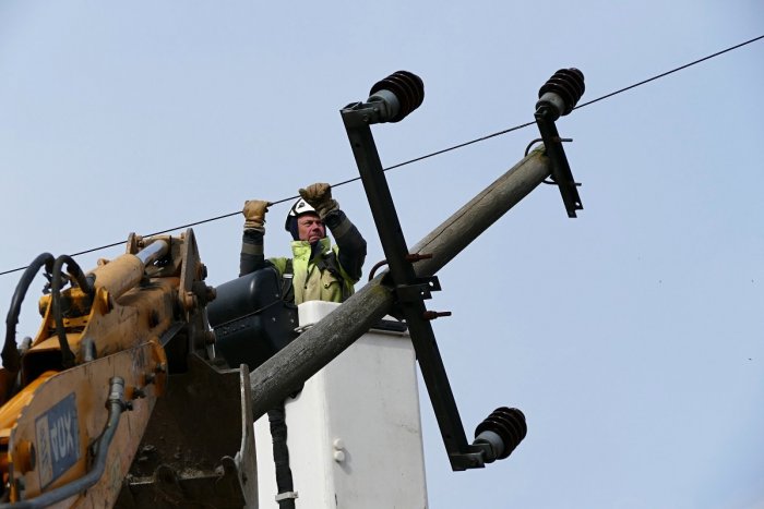 Ilustračný obrázok k článku Silný vietor bičuje východ Slovenska, spôsobil 52 porúch elektriny: Kde ich bolo najviac?