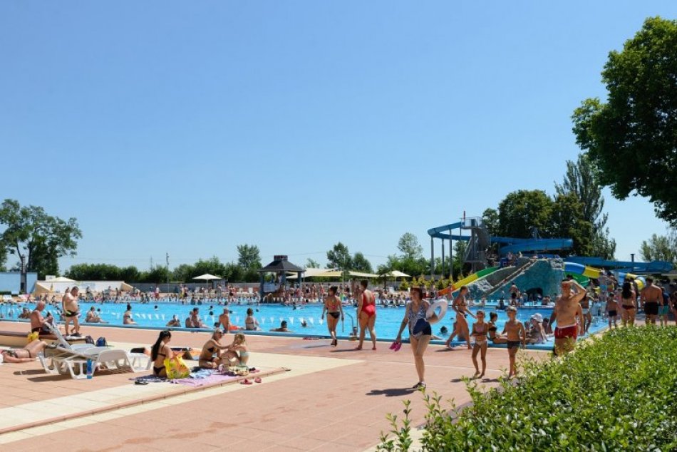 Ilustračný obrázok k článku Aktuálne OPATRENIA v Nitrianskom kraji: Čo platí na kúpalisku či v reštaurácii?