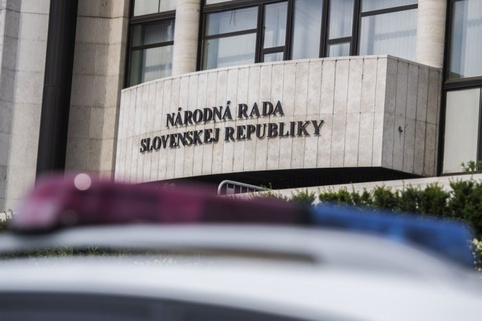 Ilustračný obrázok k článku BOMBA v parlamente? Budovu národnej rady UZAVRELI!