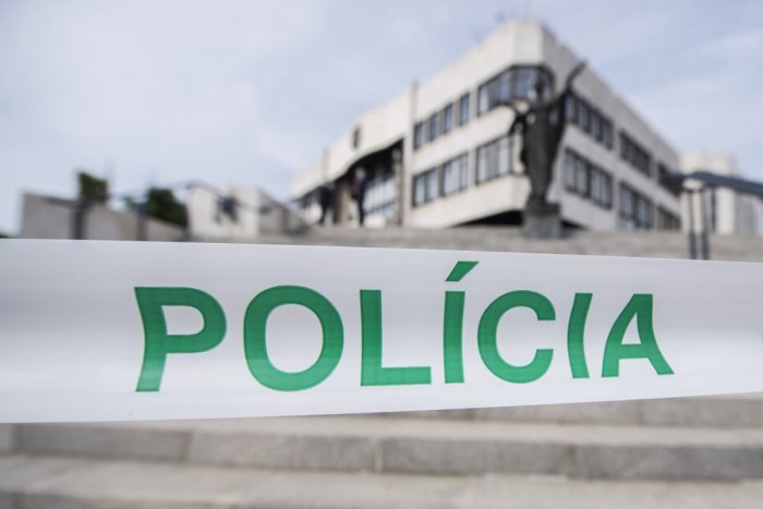 Ilustračný obrázok k článku Muž sa pred parlamentom DOBODAL nožom. Predtým sa domáhal stretnutia s B. Kollárom