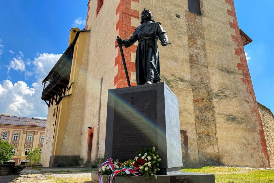 Ilustračný obrázok k článku Čo poviete na novú dominantu Bystrice? Na sochu Bela IV. sa poskladali aj ľudia, FOTO