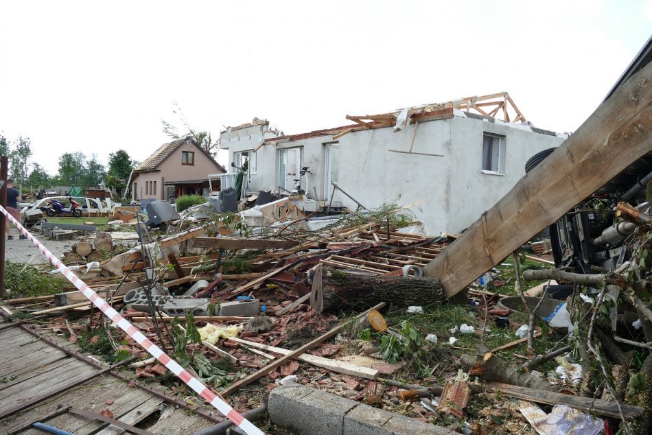 Ilustračný obrázok k článku Bystrica pomôže obciam, ktoré postihlo tornádo: Tisíce eur idú od ľudí aj z rozpočtu mesta