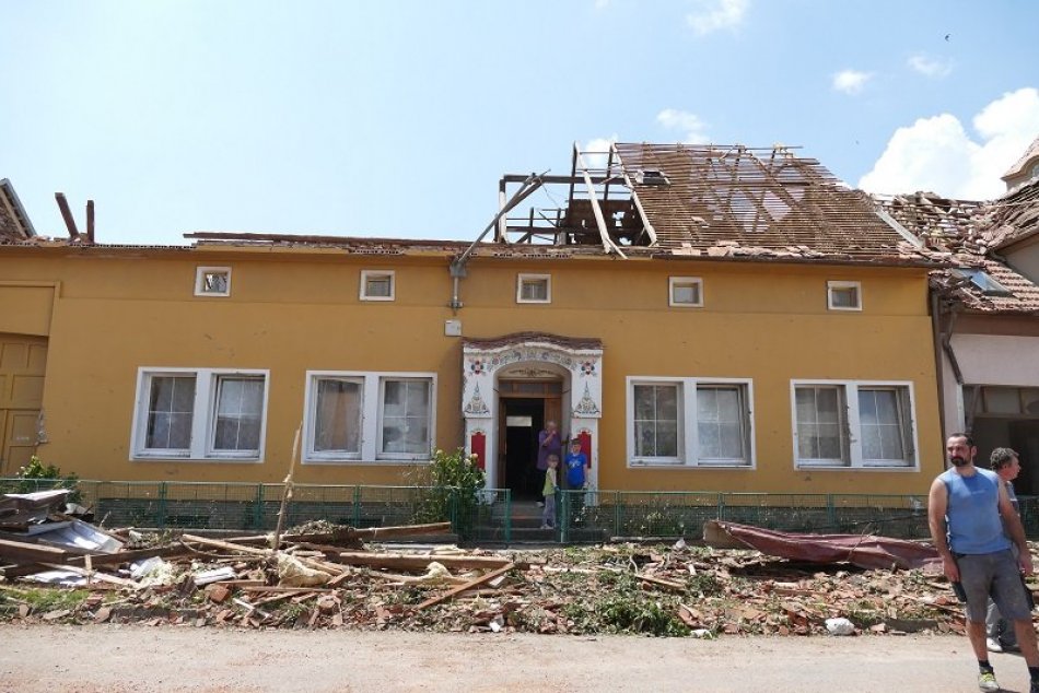 Ilustračný obrázok k článku Ľudia zasiahnutí tornádom majú psychické problémy: Stačí mrak a sú v PANIKE!