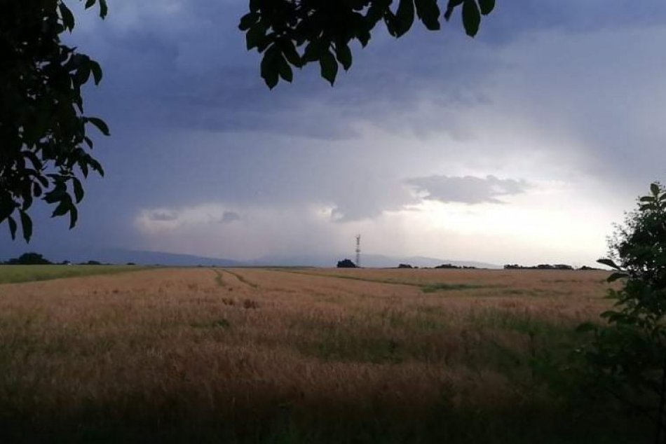 Ilustračný obrázok k článku Vypadla elektrina, padal dvakrát kamenec: Opísali ste búrky s krúpami