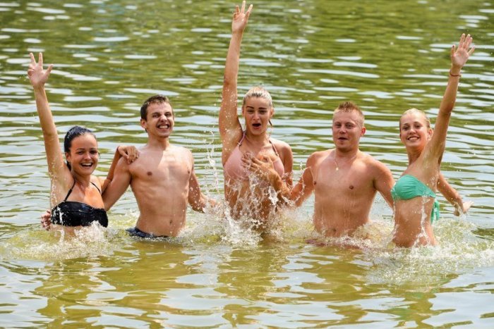 Ilustračný obrázok k článku Hodina cesty a žiadne aquaparky: PREHĽAD kúpalísk v okolí Popradu aj s CENNÍKMI