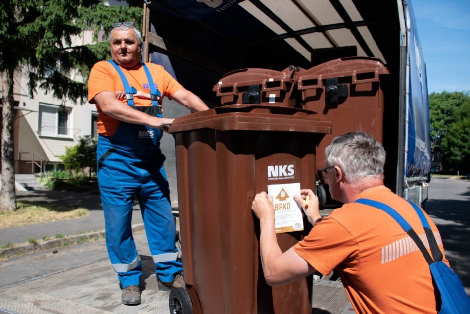 Ilustračný obrázok k článku V Nitre štartuje zber kuchynského bioodpadu: Čo patrí do nádob s nápisom BRKO?