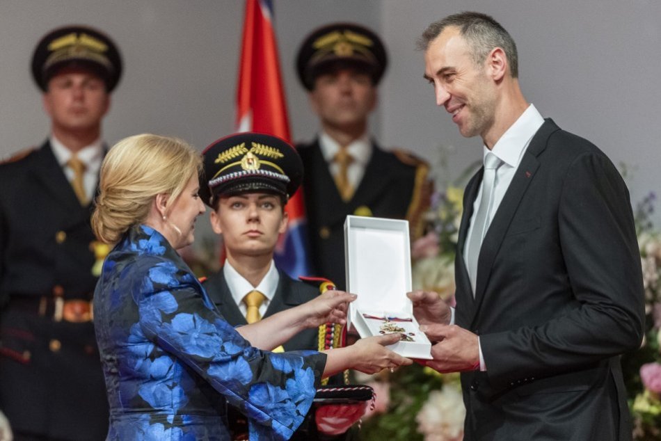 Ilustračný obrázok k článku Čaputová vyznamenala 3 osobnosti z Trenčianskeho kraja: Nezabudla ani na Demitru, FOTO