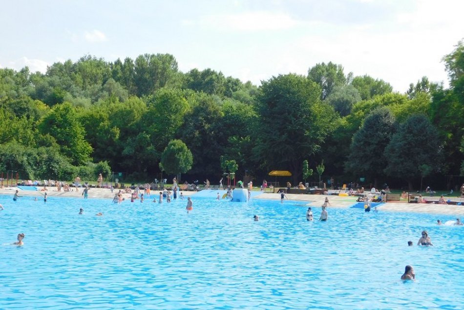 Ilustračný obrázok k článku Sezóna v Kamennom mlyne pokračuje: Bazén na kúpalisku je už napustený