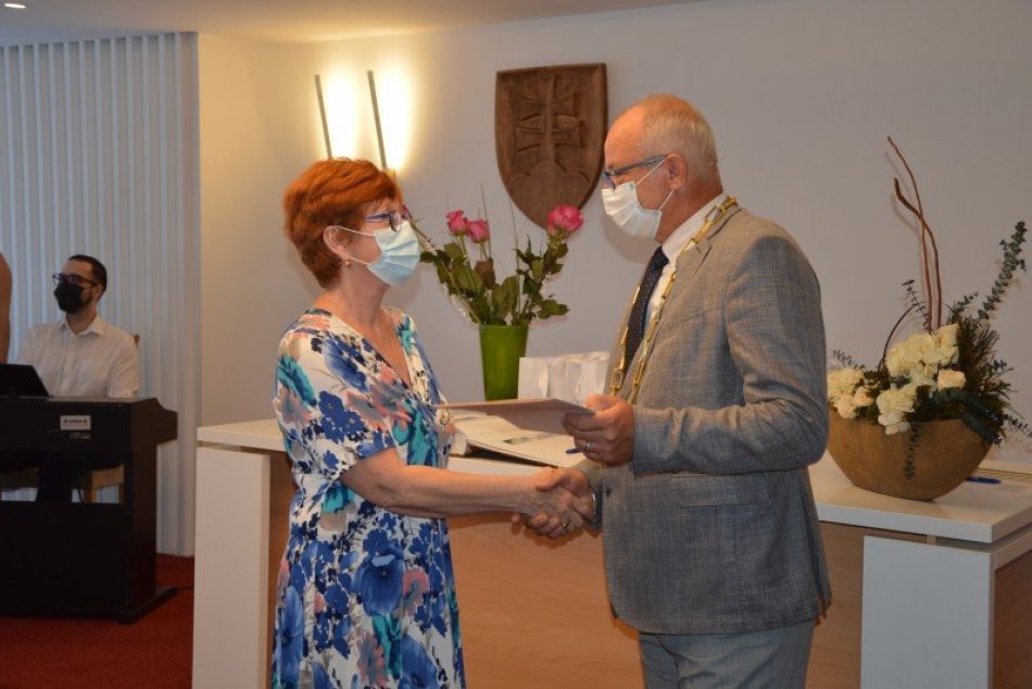 Ilustračný obrázok k článku Nastal čas na dôchodok: Mesto sa rozlúčilo s viacerými zamestnancami škôl, FOTO