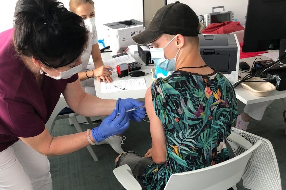 Ilustračný obrázok k článku Pediatri VARUJÚ rodičov: Dajte deti zaočkovať, na jeseň korona postihne práve ich!