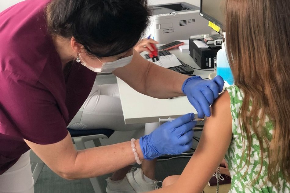 Ilustračný obrázok k článku V Bystrici sa dočkali už aj mladší: Rooseveltka očkuje i deti od 12 do 16 rokov, FOTO