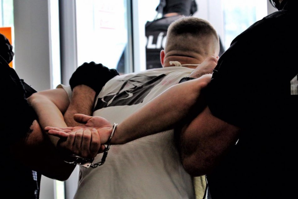 Ilustračný obrázok k článku Novoveskí policajti s kukláčmi v akcii: Mladý muž má problém, TOTO mu našli v aute