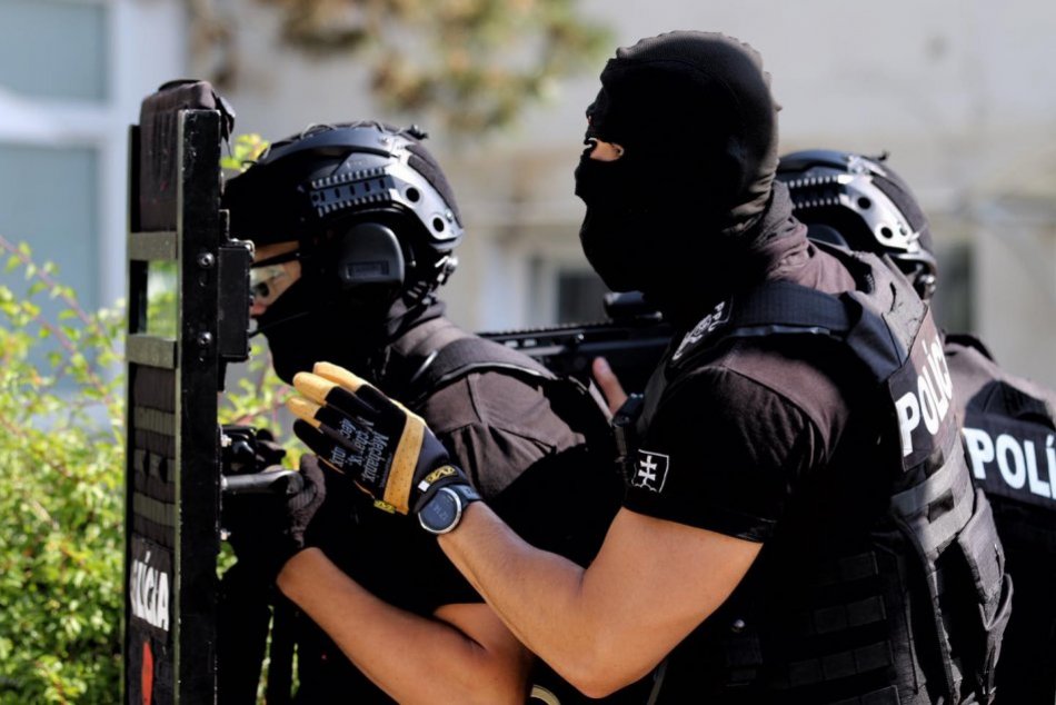 Ilustračný obrázok k článku V Bystrici sa odohrala rukojemnícka dráma: Policajti cvičili v škole plnej detí, FOTO