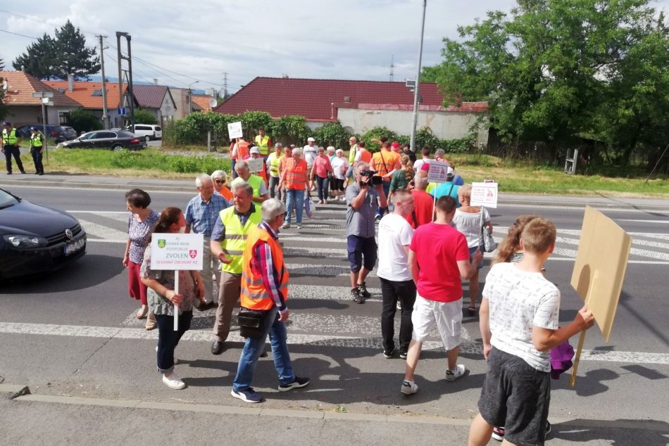 Ilustračný obrázok k článku Blokáda vo Zvolene rozhnevala vodičov: Na dav vykrikovali a trúbili, FOTO