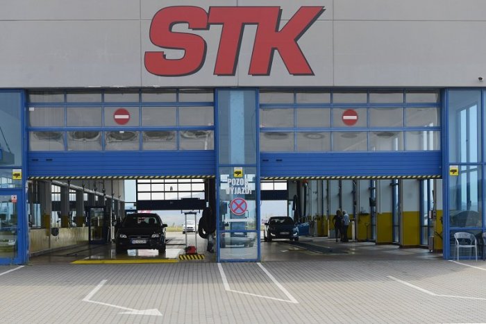 Ilustračný obrázok k článku Už žiadne zbytočnosti na čelnom skle: Nálepky z STK definitívne končia!