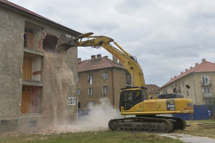 Ilustračný obrázok k článku Na východe búrajú bytové domy, boli nevhodné na bývanie: Materiál budú chcieť ešte použiť