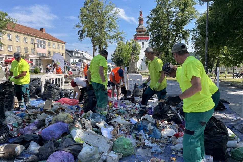 Ilustračný obrázok k článku Netradičná podpora separácie: Na handlovské námestie vysypali odpad, FOTO