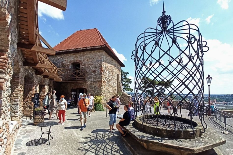 Ilustračný obrázok k článku Chcete si privyrobiť cez leto? Vazulka na Nitrianskom hrade hľadá brigádnikov