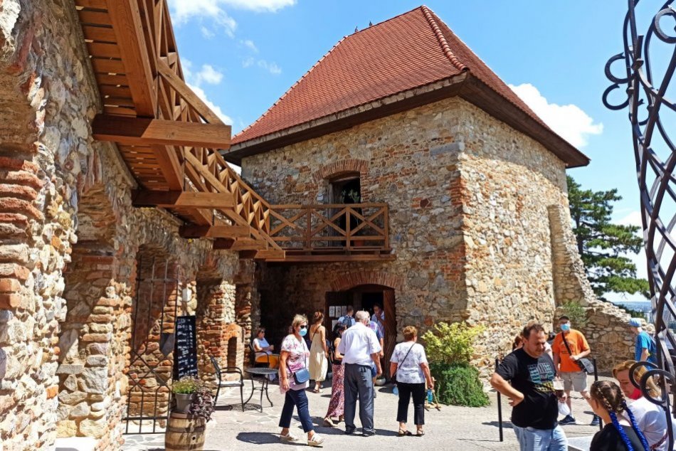 Ilustračný obrázok k článku Nitriansky hrad hľadá brigádnikov: Zarobiť si môžeš aj ako sprievodca