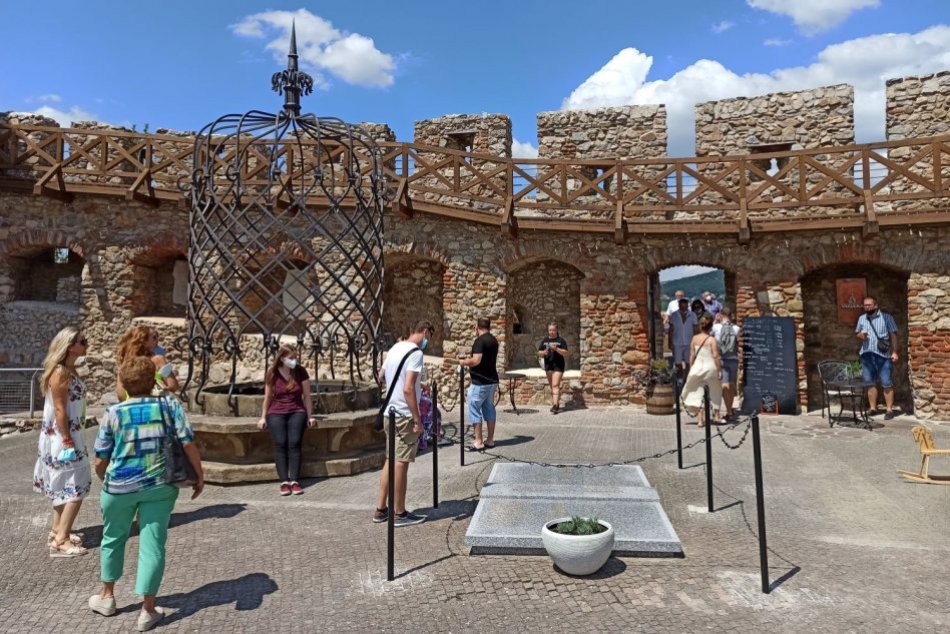 Ilustračný obrázok k článku Nitriansky hrad sa pripravuje na letnú sezónu: Hľadá brigádnikov