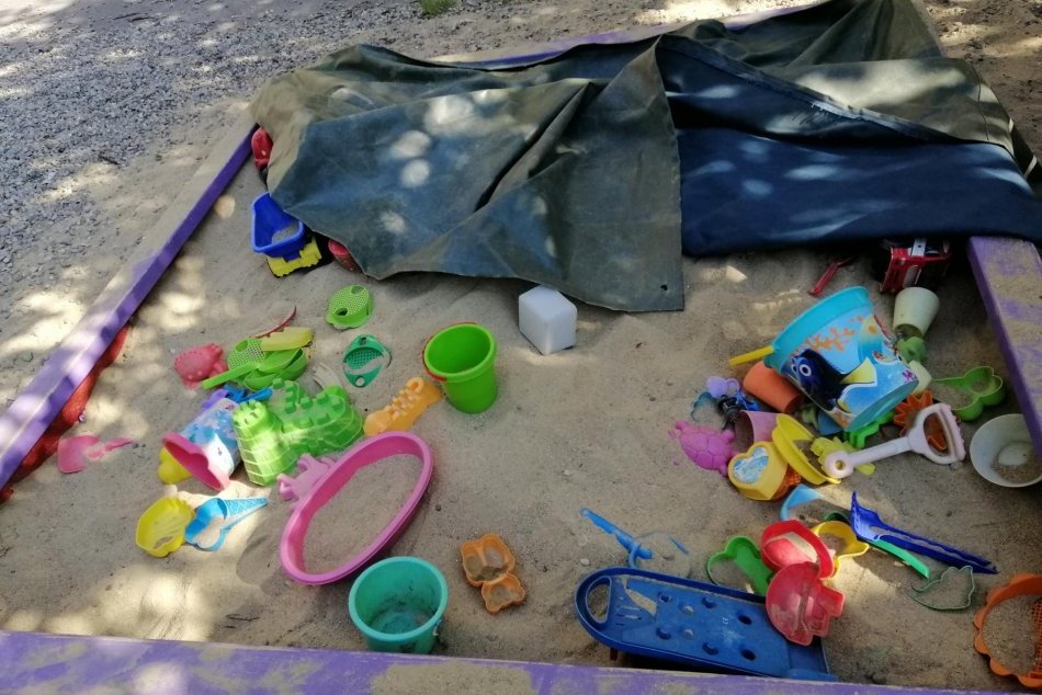 Ilustračný obrázok k článku Smutná vizitka bystrických rodičov: Zábery z pieskovísk hovoria za všetko, FOTO