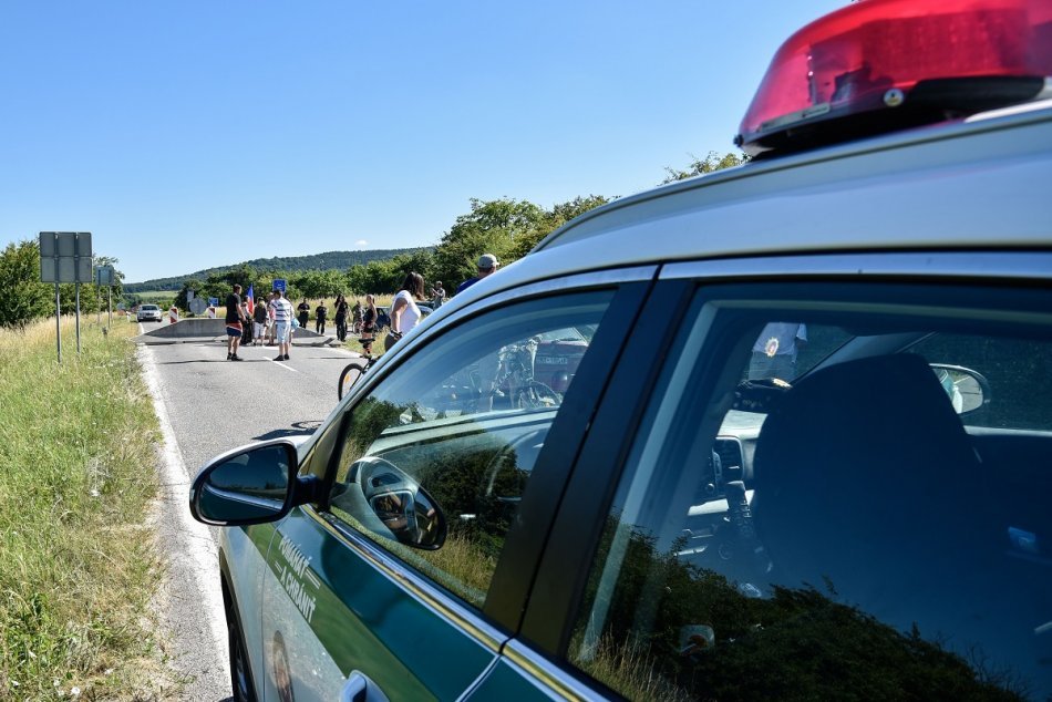 Ilustračný obrázok k článku Čechom na hraniciach pretiekol pohár trpezlivosti: Odsunuli zátarasy na slovenskej strane!