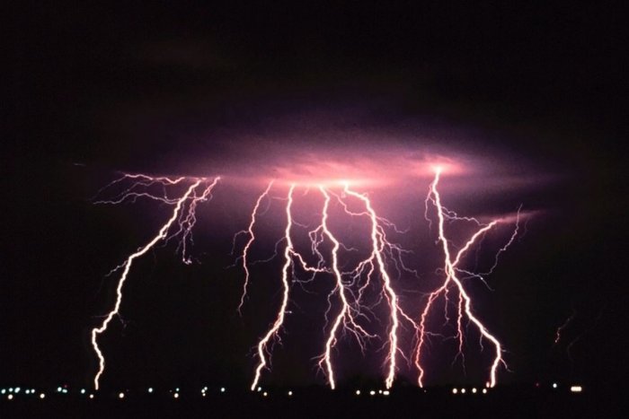 Ilustračný obrázok k článku Valí sa na nás DIVOKÉ počasie, kraj zasiahnu SILNÉ búrky: Vydali aj VÝSTRAHY 2. stupňa!