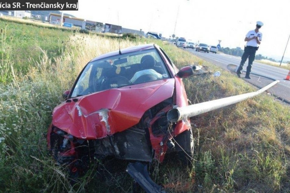 Ilustračný obrázok k článku Vodičke z Považia namerali neuveriteľných 3,56 promile: Dole dala aj stĺp, FOTO