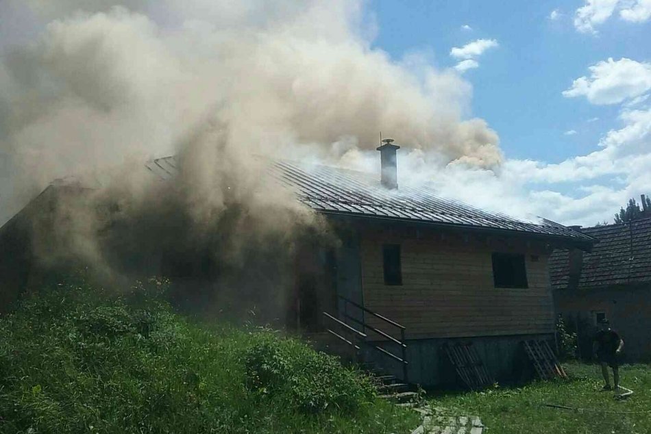 Ilustračný obrázok k článku Hasiči v akcii: Drevodom v obci pri Liptovskom Mikuláši zachvátili plamene, FOTO