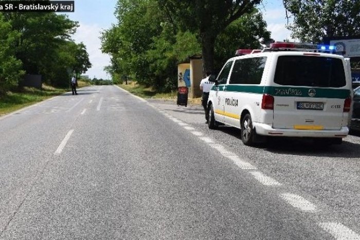 Ilustračný obrázok k článku Pozor na deti cez prázdniny! Dievča skončilo pod kolesami auta