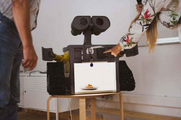 Ilustračný obrázok k článku Svetový UNIKÁT na Slovensku: Predstavenie prvého robota pre školské jedálne, FOTO