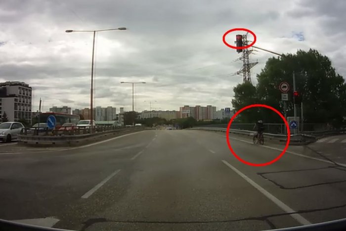Ilustračný obrázok k článku Môžu jazdiť CYKLISTI na červenú? TENTO veľavravný odkaz polície si zapamätajte!