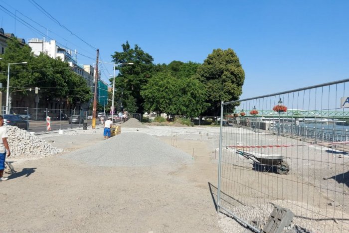 Ilustračný obrázok k článku Na nábreží menia dlažbu: Jej súčasťou bude šípka smerovaná na OBCHODNÝ DOM