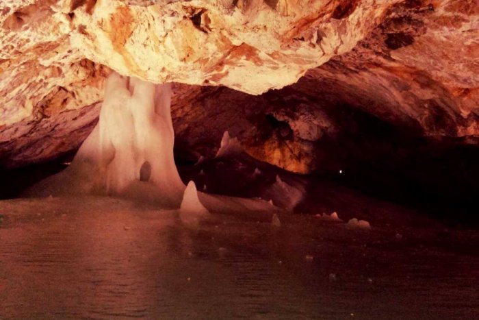 Ilustračný obrázok k článku Schlaďte sa v ľadovej jaskyni: Nakrúcali tu aj známu Dobšinského rozprávku
