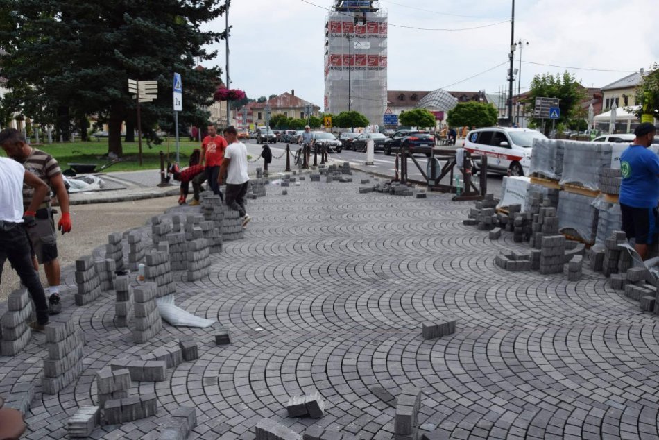 Ilustračný obrázok k článku Breznianske námestie prechádza premenou: Páči sa vám dlažba s historickým vzhľadom? FOTO