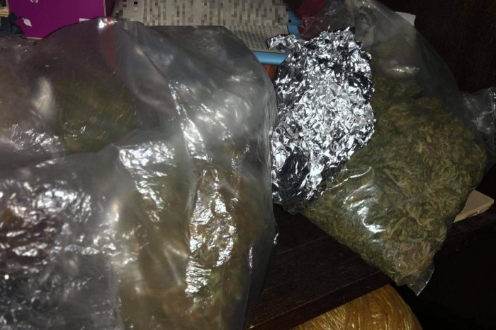 Ilustračný obrázok k článku Trenčianska polícia odhalila dílera marihuany: Mladosť môže stráviť vo väzení