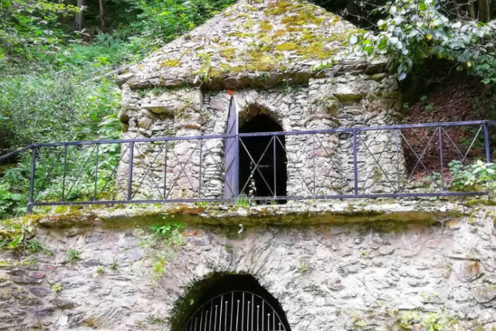 Ilustračný obrázok k článku Skrytá pred návalom turistov: Prírodná ľadovňa na Slovensku pripomína Egypt