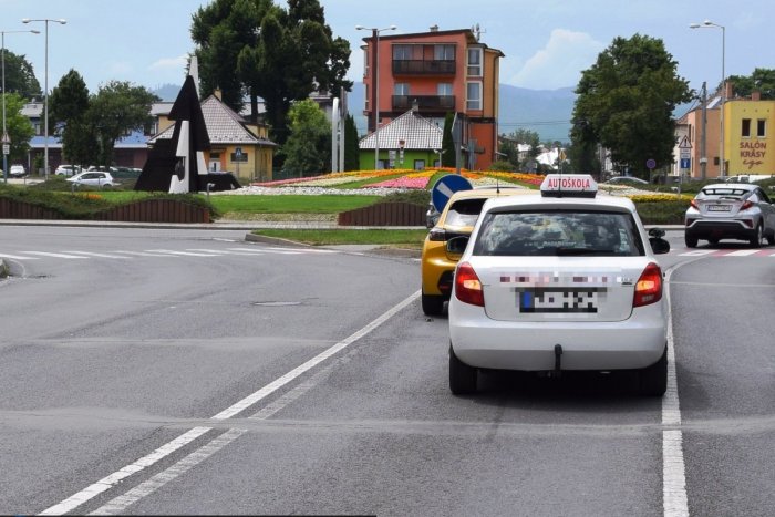 Ilustračný obrázok k článku To je hanba! Inštruktor autoškoly pred jazdou pil a nabúral