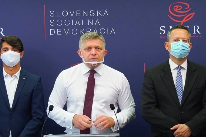 Ilustračný obrázok k článku Fico: Očkovaný človek môže mať na sebe 10 "kovidov" a prejsť hranicu bez kontroly