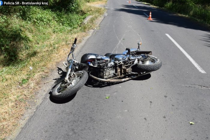 Ilustračný obrázok k článku SVET O SLOVENSKU: Otec si vypil a na motorke havaroval aj s dcérou