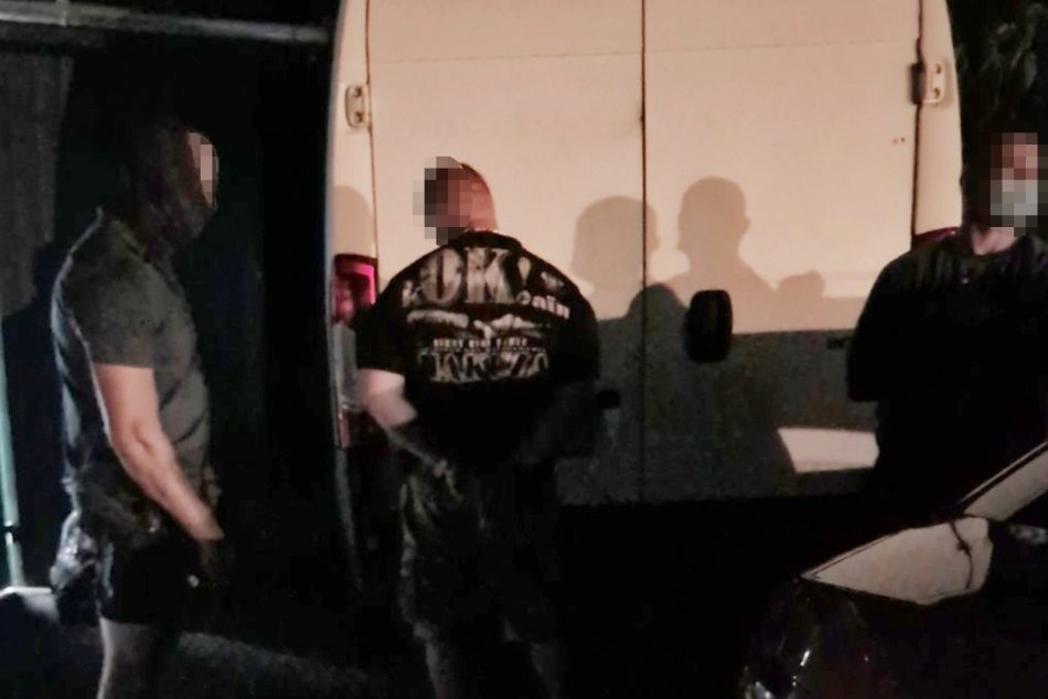 Ilustračný obrázok k článku Protidrogová akcia! Kukláči našli aj zbrane, obvinili muža (27) z nášho okresu