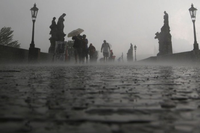 Ilustračný obrázok k článku Česko prežilo ďalšiu rušnú noc: Silné búrky vyháňali deti z táborov