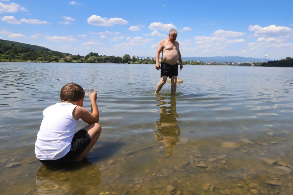 Ilustračný obrázok k článku Zvolenčania sa vynašli aj bez kúpaliska: Schladenie hľadajú v priehrade aj v Slatine, FOTO