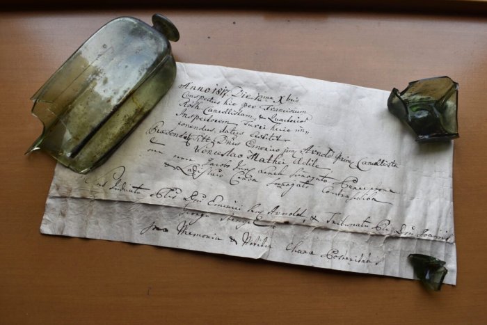 Ilustračný obrázok k článku Fantastický objav: TENTO odkaz vo fľaši na nás čakal 200 rokov!